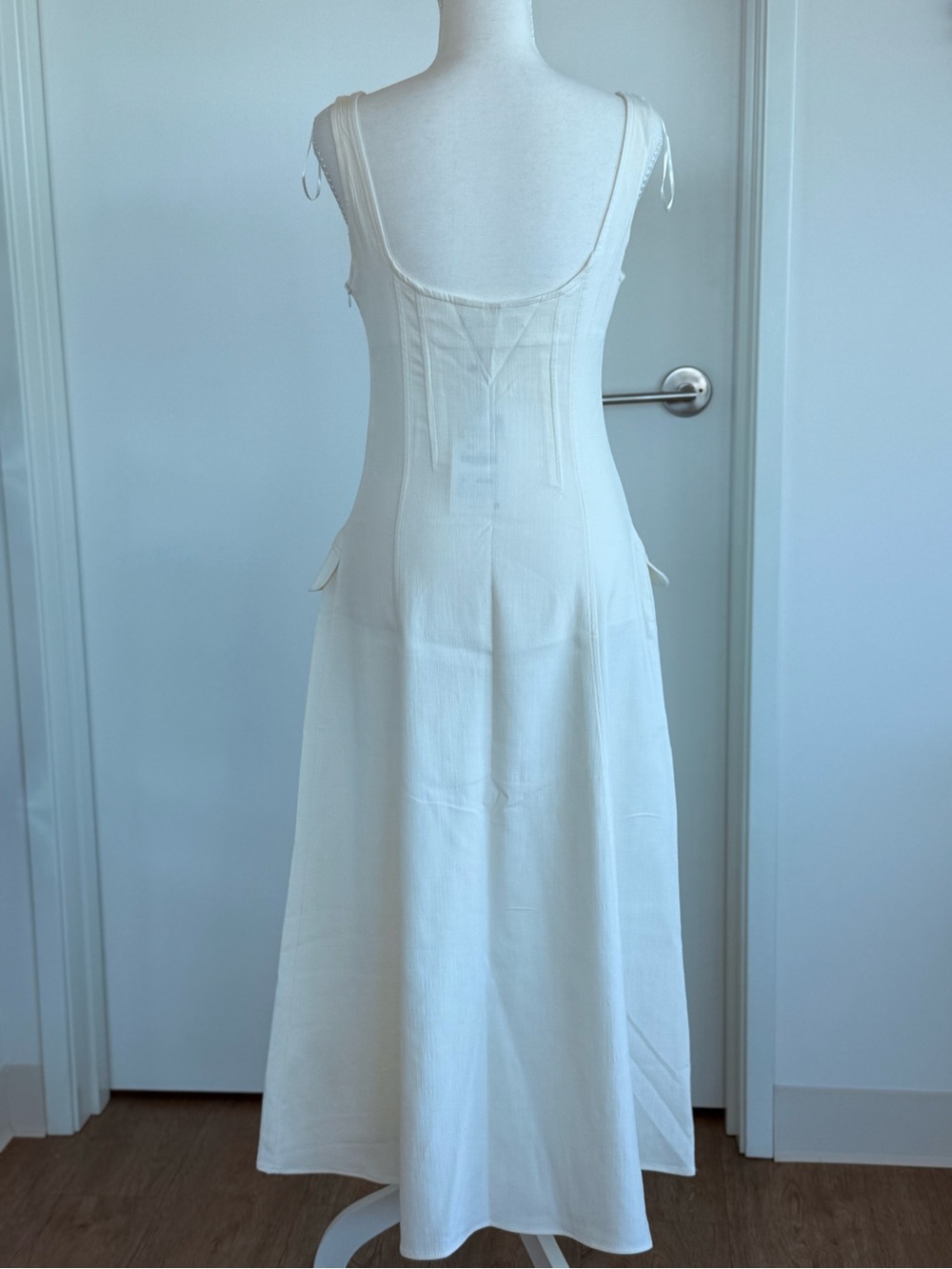 Classic Ivory Sleeveless Midi Dress - Picture 8 of 9